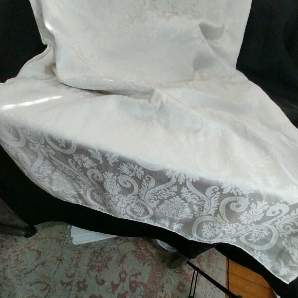 VINTAGE REGAL ARTISTRY DAMASK CREAM FULL SIZED TABLECLOTH, SATINY & DELICIOUS! - Picture 4 of 11